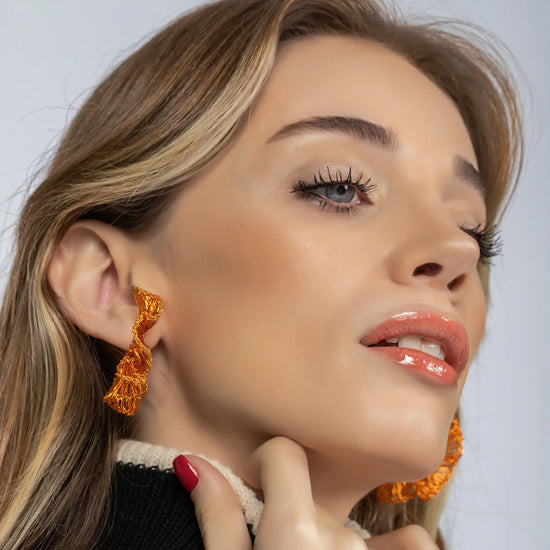 Load image into Gallery viewer, Rosegold Curvy Crochet Earrings
