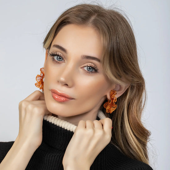 Load image into Gallery viewer, Rosegold Curvy Crochet Earrings

