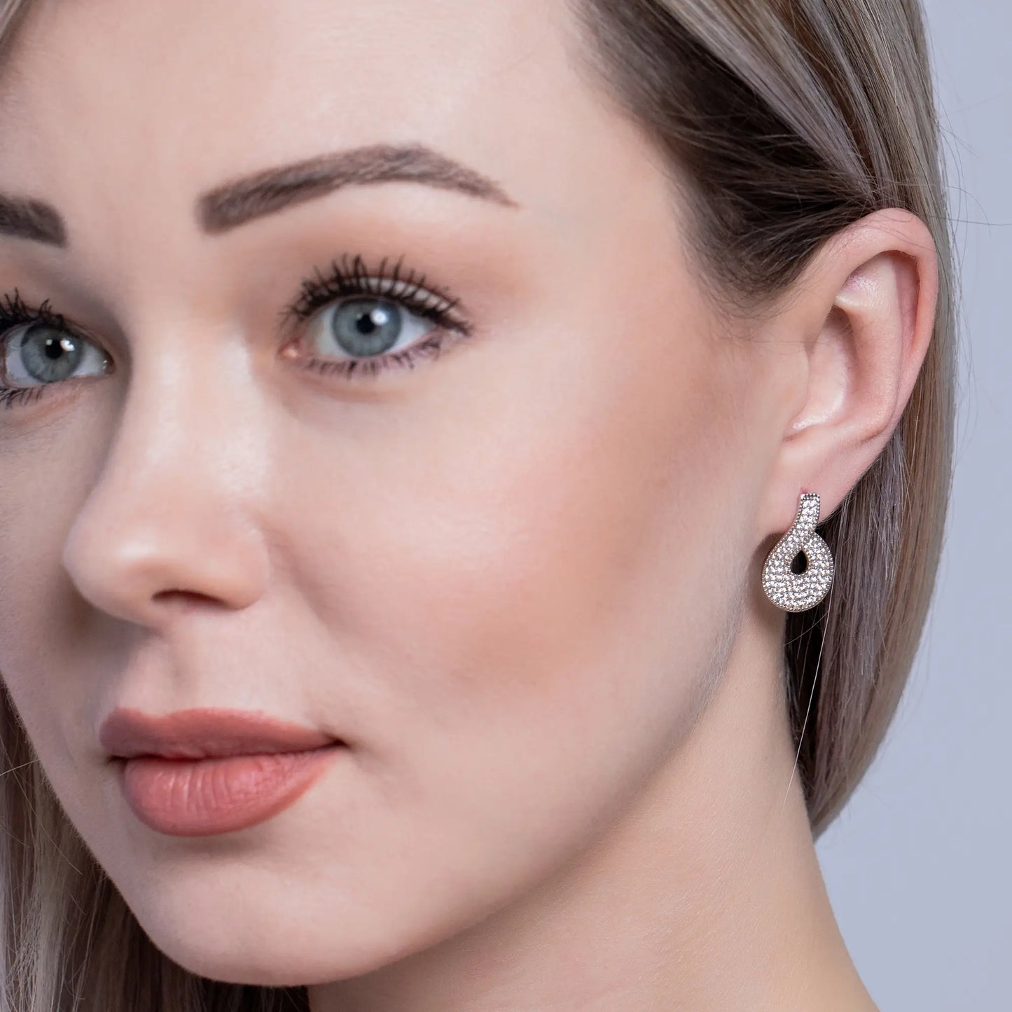 Drop-earrings_white
