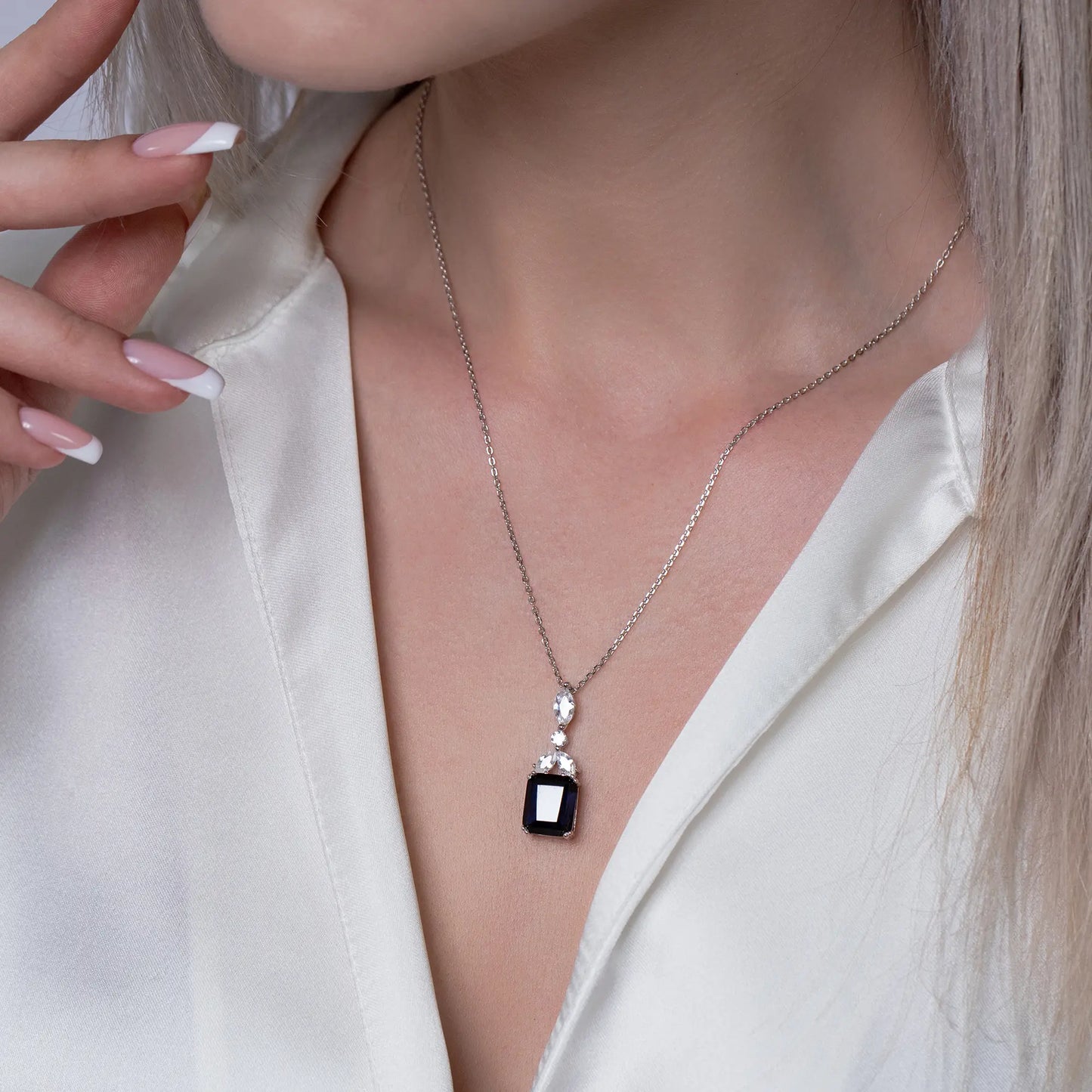 Baguette-diamond-necklace_black