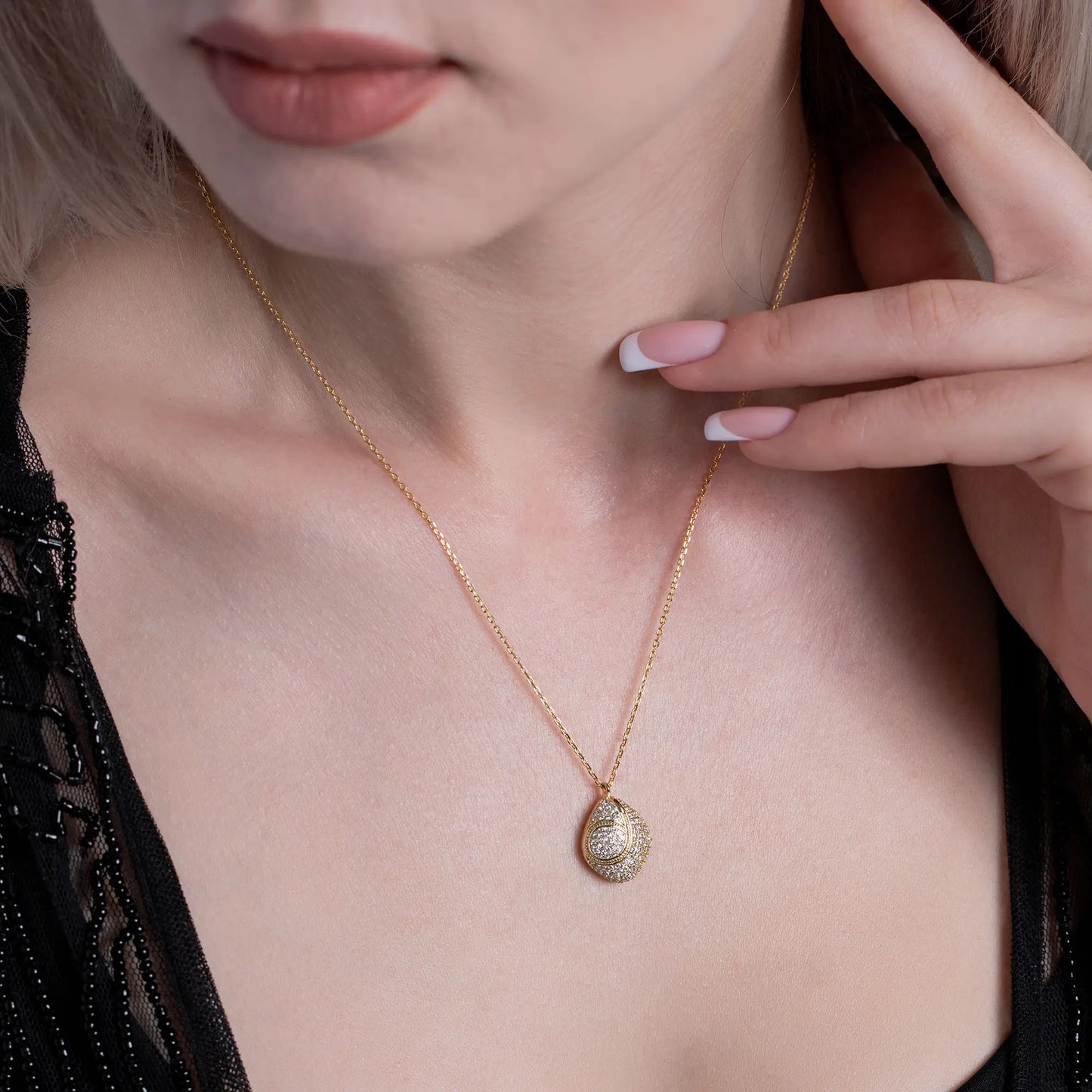 Gold-Chain-Crystal-Necklace_white-stone