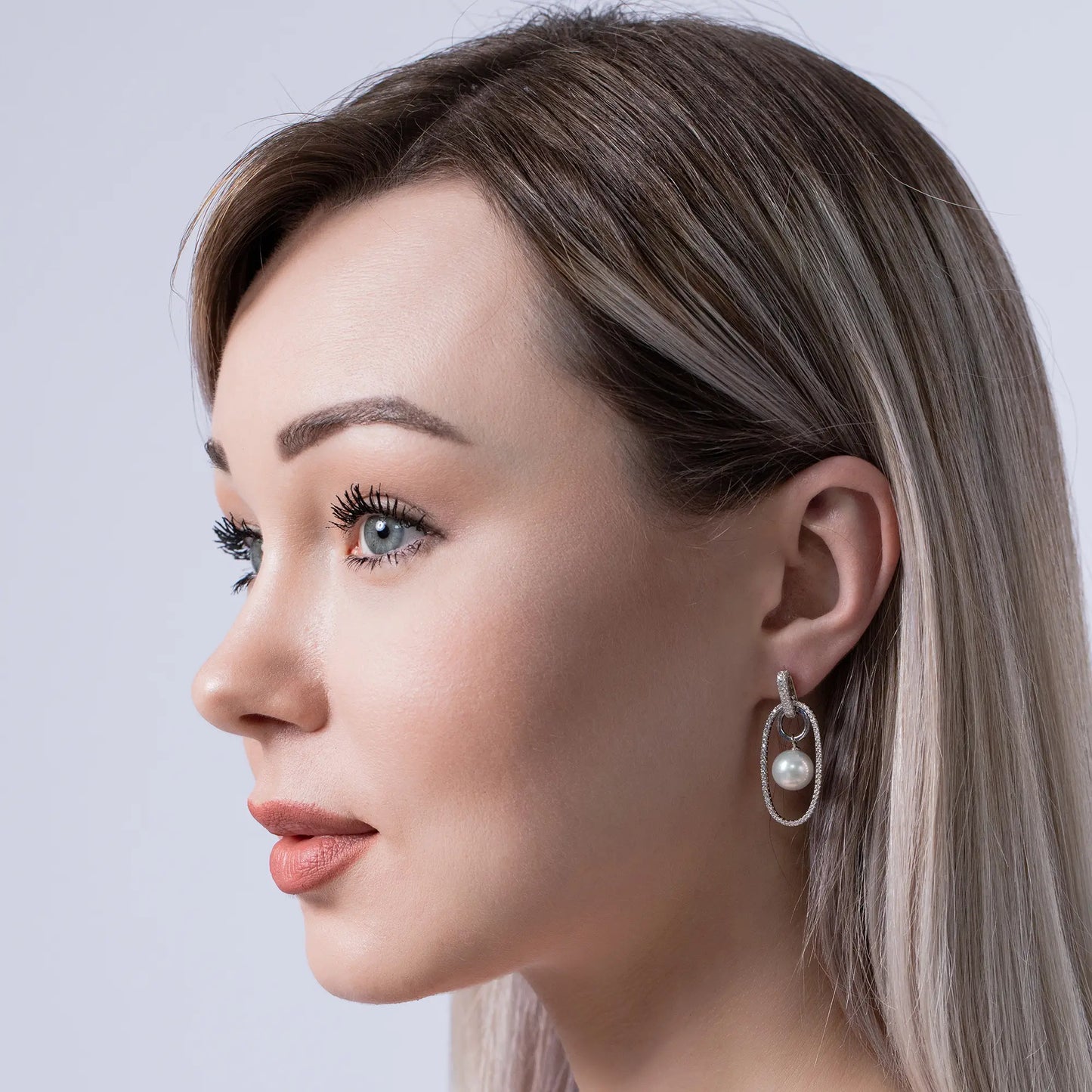pearl-drop-earrings_white
