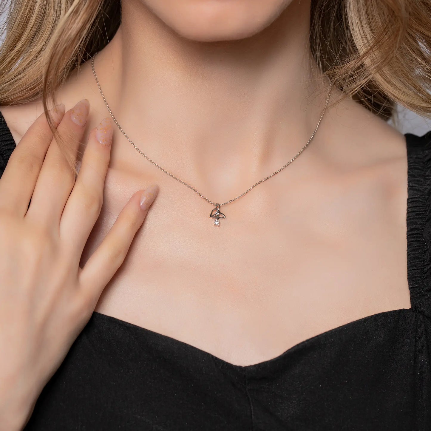 silver-necklaces_white